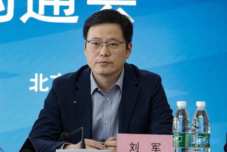 出席时尚活动后，Danielle立即转场至位于首尔江南区的SpaceShare，和团员们在没有告知母公司HYBE的情况下召开紧急记者会，宣布于11月29日零时起正式与所属经纪公司ADOR解除专属合约。